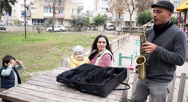 'Ekmek teknesi' çalınan Abbas'a yeni saksafon