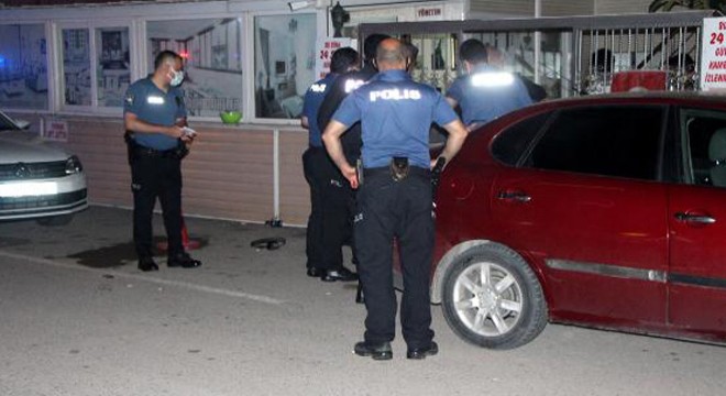 Evinin önünde silahlı saldırıya uğradı
