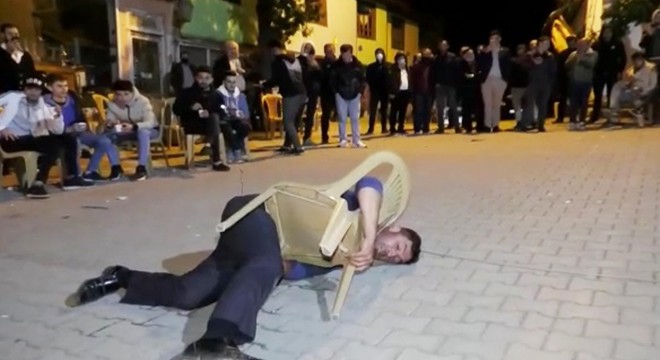 'Fenomen davulcu' boş sandalye ile güreşti
