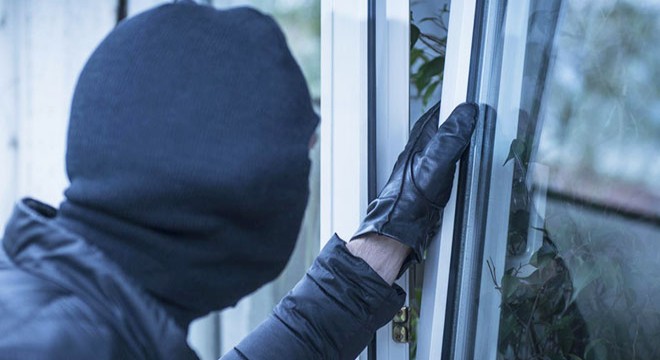 'Hayalet ekran' çalan hırsızlar kamerada