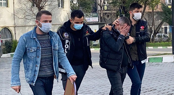 'İçiciyim' dedi, oyulmuş kitabın içinden hassas terazi çıktı