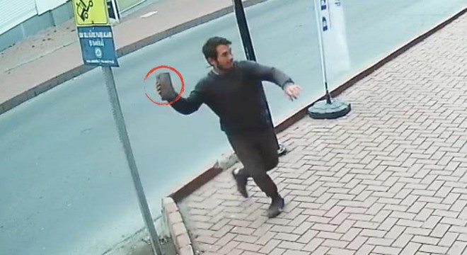 'İntikam' diye bağırıp, iş yerlerinin camlarını kırdı