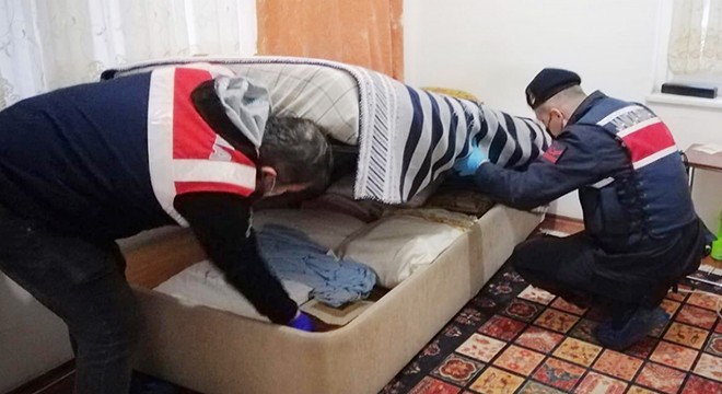 'İstihbarat görevlisiyim' diye dolandırdı