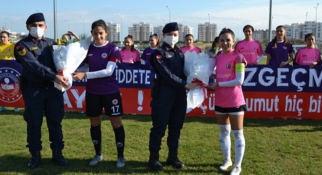 'Kadına Yönelik Şiddete Hayır' pankartı