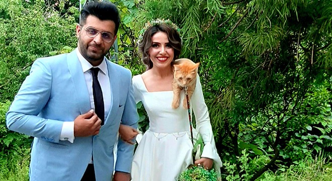 'Kedili kız', kedisini her yerde omzunda gezdiriyor