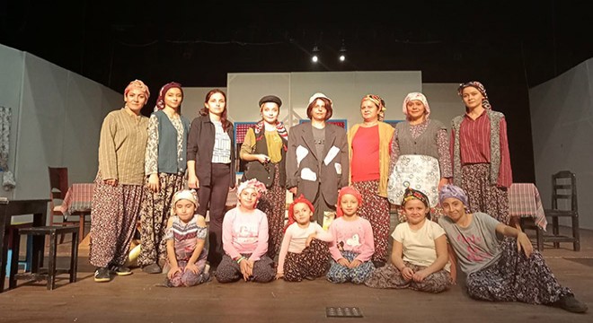 "Kınalı Eller" tiyatro sahnesinde