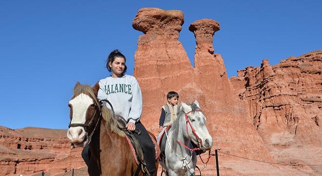 'Kırmızı periler diyarı'nda atlı safari