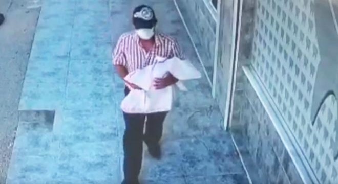 'Maviş' bebeği, şapka ve maske takıp terk etmiş