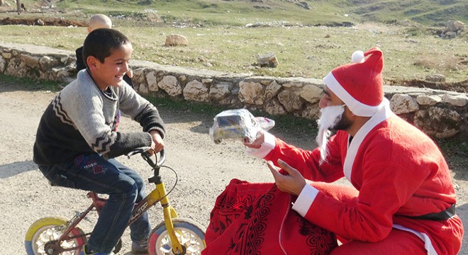 'Noel Baba' kıyafeti giyip çocuklara oyuncak dağıttı