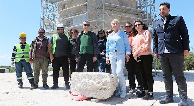 'Patara'nın yunusu', gömüldüğü yerden 10 yıl sonra çıkarıldı