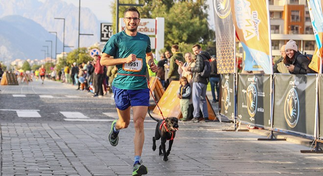 'Pati Run'da köpekleriyle koştular