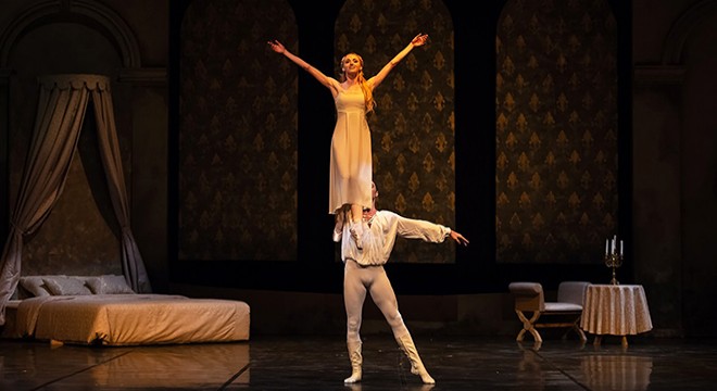 'Romeo ve Juliet' gündüz gösterimi ile sahnede