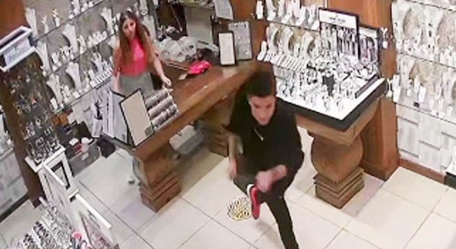 'Satın alacağım' deyip denediği saatleri çaldı