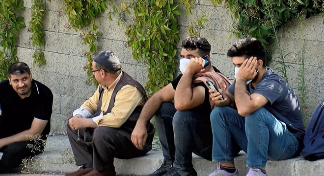 'Sopalı şifacı' kaçtı, mühürlenen ofisinin önünde kuyruk bitmedi