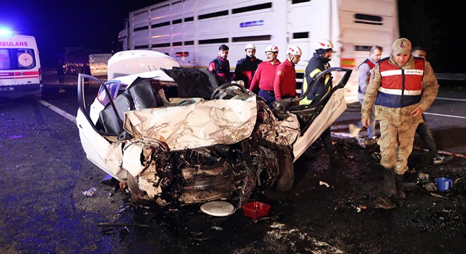 'U' dönüşü yapan çekiciye otomobil çarptı: 4 ölü