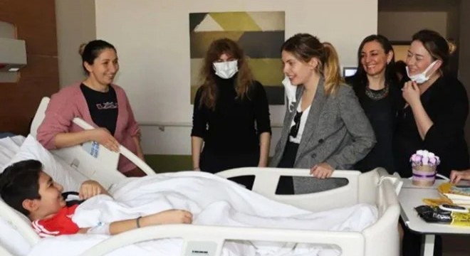 'Yasak Elma' oyuncuları depremzede çocukları ziyaret etti