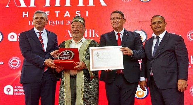 'Yılın Ahisi' Mehmet Çelik, kaftanını giydi