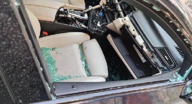 Otomobile ''balıklama'' atlayan hırsız kamerada