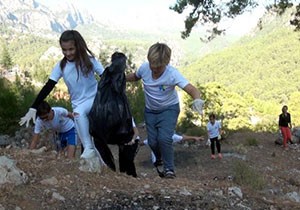 Rus öğrenciler çöp topladı