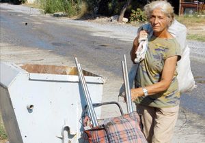 Oğlu için çöp satıyor