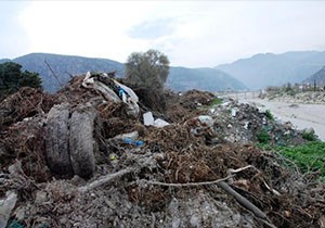 Çay kıyısı çöplük oldu