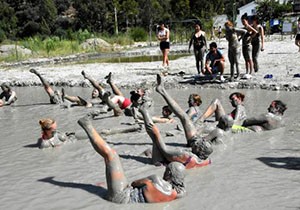 Turistler için çamur eğlencesi