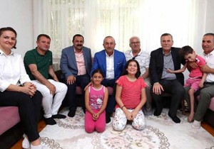 Bakan Çavuşoğlu'ndan ev ziyaretleri