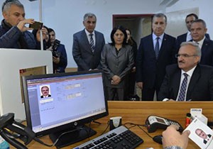 Çipli kimlik başvuruları Antalya'da başladı