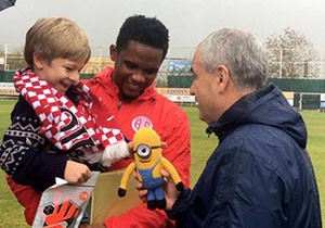 Antalyasporlu Eto'o'dan minik taraftarına oyuncak sürprizi