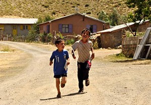 Yayla çocukları kitapların renkli dünyasında yolculuğa çıkıyor