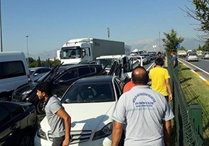 Kazada kamyonetten fırlayan demir çubuklar öndeki araçlara saplandı