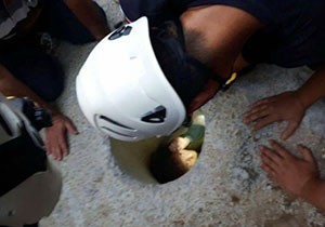 Çukura düşen çocuğu itfaiye kurtardı