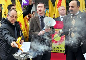 Öğretmenler maaş bodrolarını yaktı