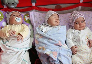 Üçüzlerin mama ve bezine asgari ücret yetmiyor