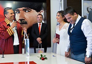 Ümit Uysal'dan nutuk ve bayrak hediye
