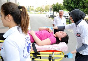İntihara teşebbüs eden genç kızı güvenlik görevlileri tuttu