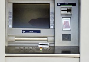 ATM'ye düzenek kurdular, polisi görünce kaçtılar