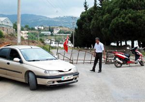 Arazisinin içinden geçen yolu trafiğe kapattı