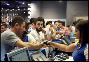 Antalya'da iphone 6 kuyruğu