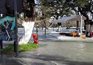 Manavgat Irmağı taştı, şelale çevresindeki tesisleri su bastı