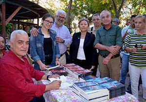Şair doktorun imza gününe yoğun ilgi