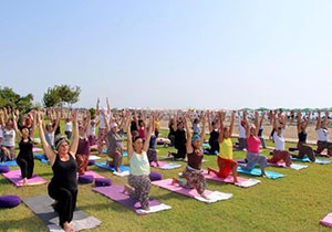 Şalvar ve yemeniyle sahilde yoga