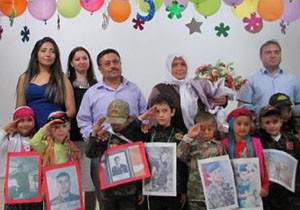 Minik öğrenciler şehitleri andı
