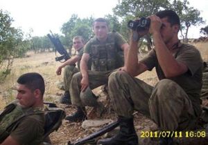 Şehit oldukları bölgede fotoğraf çektirmişler
