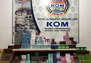 Binlerce şişe kaçak parfüm ve sigara ele geçirildi