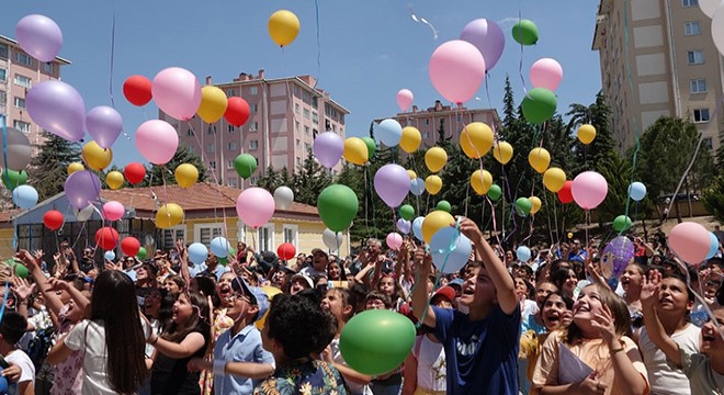  Çocuklar ölmesin  dileğiyle gökyüzüne balon bıraktılar