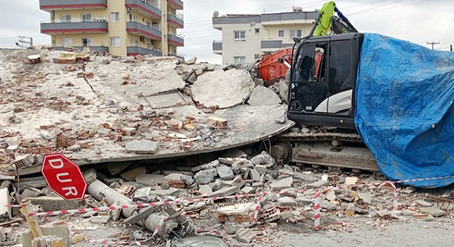  Çürük  raporlu bina yıkım sırasında çöktü