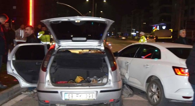  Dur  ihtarına uymadı, Emniyet Müdürü Yardımcısının aracına çarptı