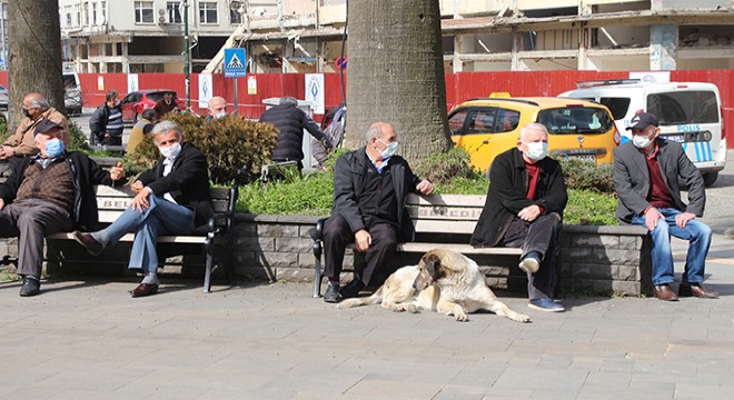  Kırmızı  kategorideki Rize de, sokaklar yoğun