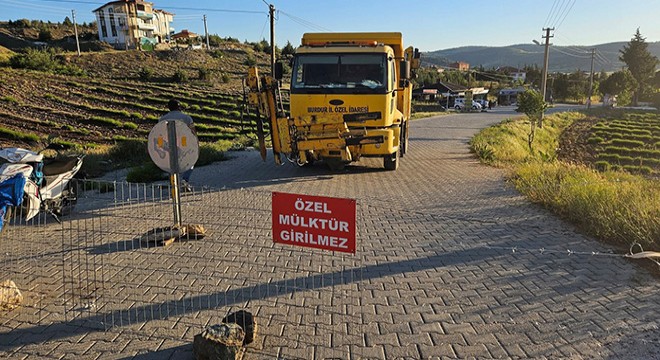  Tapulu arazim  diyerek yolu trafiğe kapattı